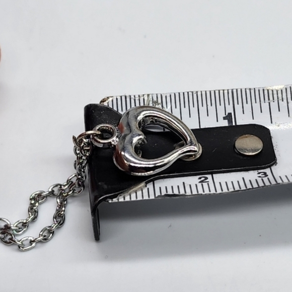 FINAL🪶SALEMinimalist Bespoke Heart Pendant Silver Chain Hypoallergenic Necklace - Picture 3 of 5